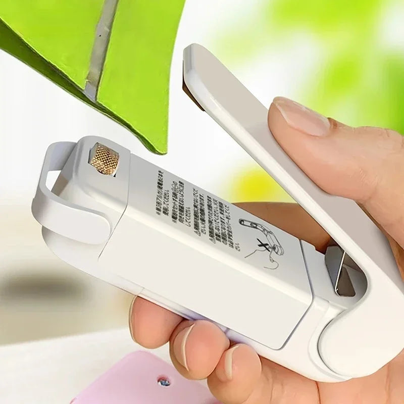 Mini heat bag sealer, portable sealer for plastic packaging and food bags, thermal sealing machine for food preservation.